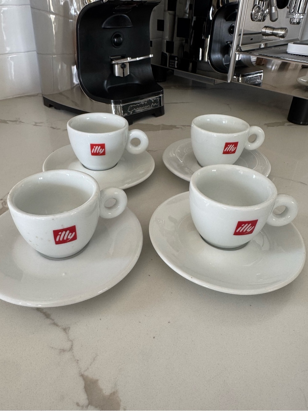 Vintage ILLY Espresso Cups & Saucers Set
Made in Italy (8 pieces)